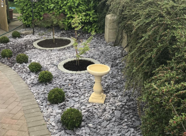 Batu hias sebagai border taman